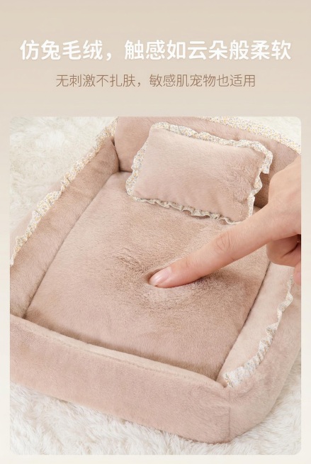 2:3竖屏，严格还原浅卡其色宠物窝，包括包装设计、颜色、花边、小枕头所有细节，产品尺寸比例保持1:1。轻奢温馨风，特写展示宠物窝的仿兔毛材质，手指轻触毛绒表面，体现柔软亲肤质感，背景为浅米色渐变，突出预览效果
