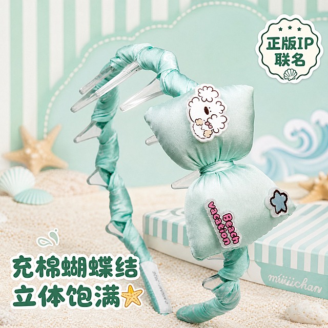电商主图2，淘宝/天猫风格，1:1比例。miiiiichan薄荷绿充棉蝴蝶结发箍45度斜侧展示，清晰展示充棉蝴蝶结的立体饱满效果、缎面缠绕的纹理细节，以及白色小狗亚克力贴片和Beach vacation字母贴片的立体效果，透明齿梳清晰可见。背景为软萌复古海滩度假风格，薄荷绿和白色条纹装饰，有可爱的小海星、贝壳、海浪元素点缀。右上角有"正版IP联名"小徽章标识。左下角文字："充棉蝴蝶结 立体饱满"，圆润字体深薄荷绿色。产品占画面约65%，斜侧角度有立体感。商业产品摄影质感，柔和侧光。禁止变形、错字、模糊、水印、平台Logo。