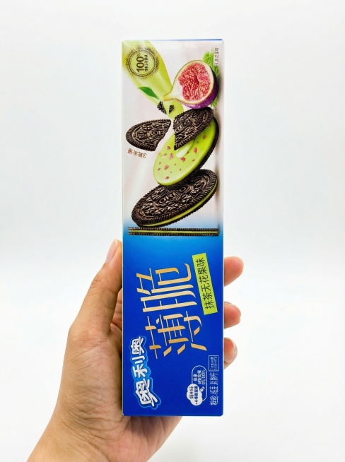 产品精修，一张【奥利奥】的照片，置于纯净的纯白背景上。核心目标是让零食看起来极度美味、诱人。增强其本身的色彩饱和度和食欲感（例如，薯片的金黄酥脆、巧克力的丝滑光泽、饼干的焦香感）。包装袋/盒上的文字和预览效果