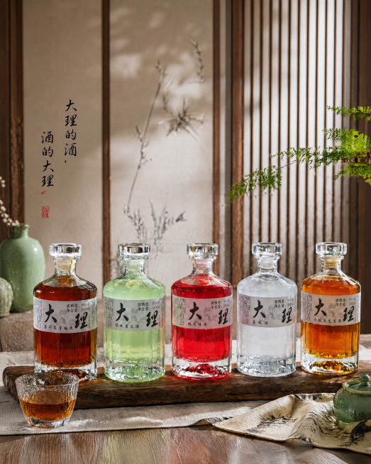 保持原图所有内容不变，包括五瓶大理果酒、冰川纹酒杯、木托、新中式屏风背景、书法文字"大理的酒 酒的大理"，仅调整尺寸为竖版750X900像素，保持所有元素位置关系和内容不变，保持内容比例上下延伸自然背预览效果