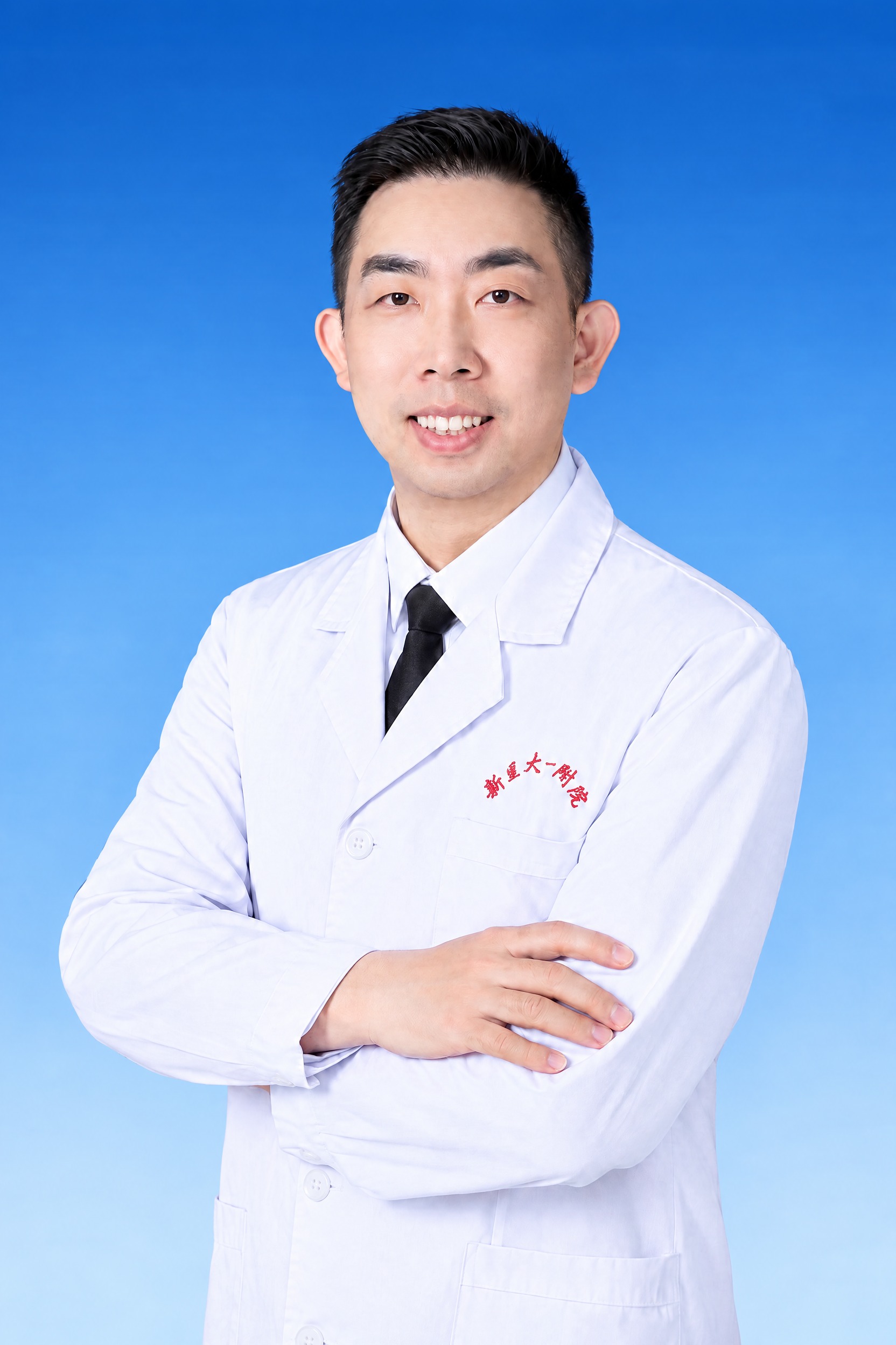 将这张证件照的背景更换为统一标准的深蓝到浅蓝渐变背景，从上到下… - 图片创意预览