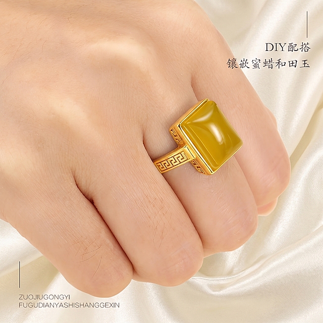 将产品金属部分改成亮金色，保留产品所有细节和文字，背景替换为高级质感的米白色丝绸