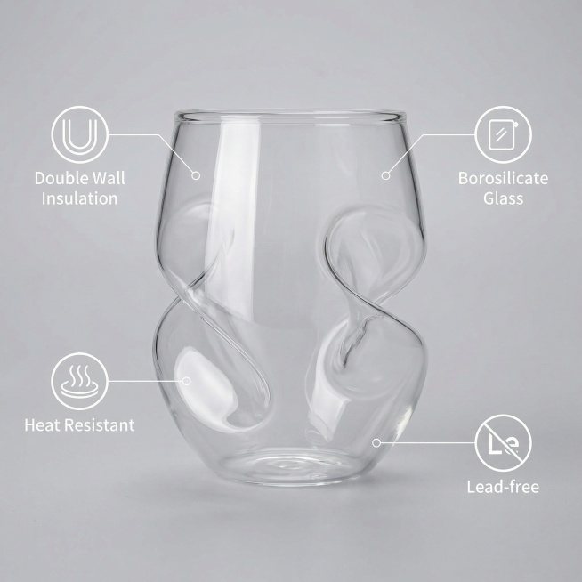 以提供的双层创意扭纹玻璃杯为主体，放置在浅灰色极简背景中，产品居中。四个悬浮极简白色图标用纤细引线分别连接到玻璃杯对应部位：隔热层图标连接双层玻璃处，防烫图标连接杯身、高硼硅玻璃图标连接杯壁、无铅图标预览效果