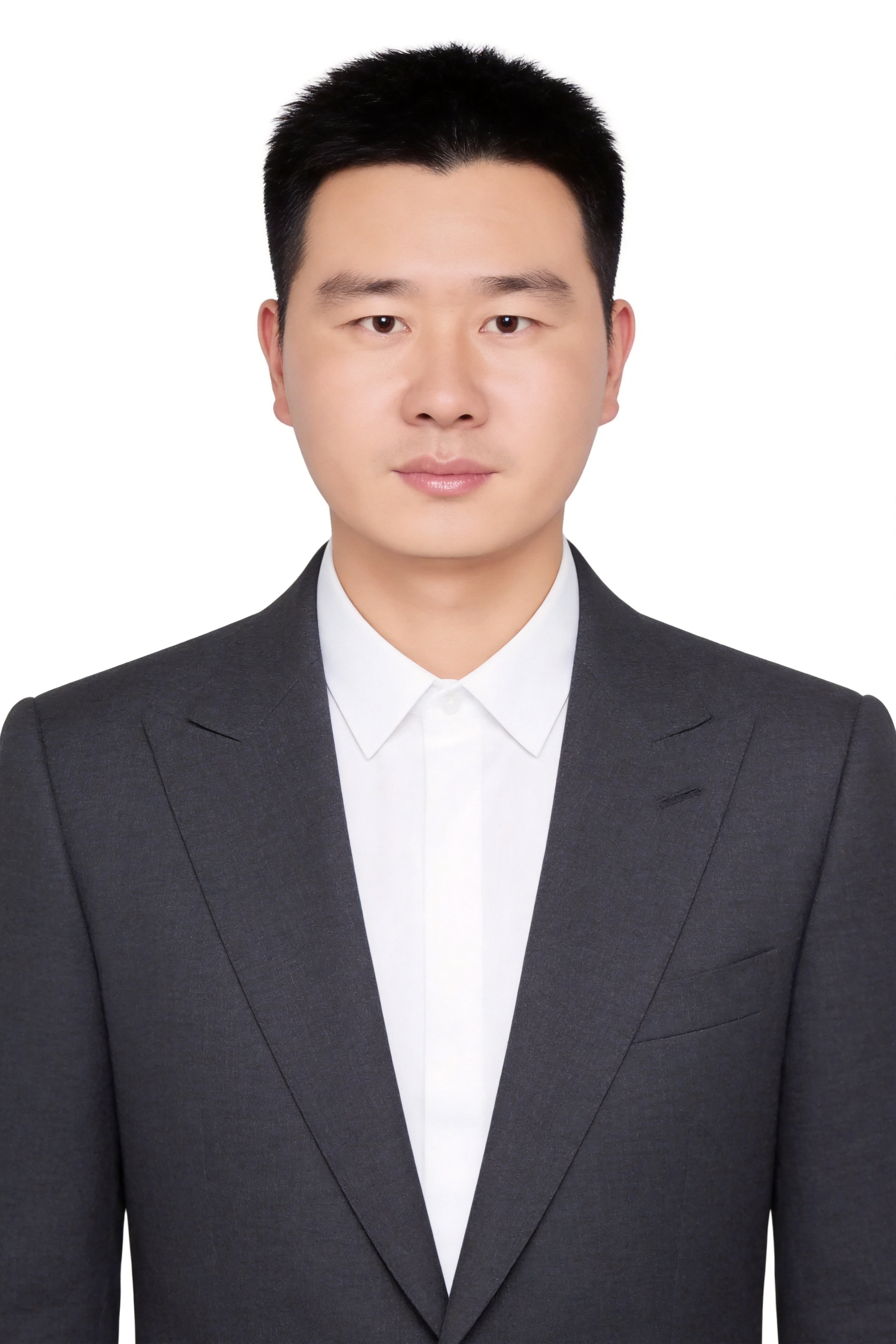 保留第一张图中人物发型、脸型、年龄特征生成标准样式纯正面证件照… - 图片创意预览