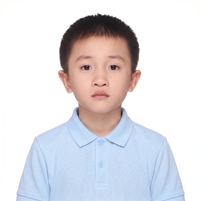 产品精修，人物肖像和浅蓝色polo衫置于纯白背景上，专业商业棚拍光，5500K标准中性白光，轮廓光，体积光，曝光正确，强烈真实立体感，接地处保留干净浅淡的自然接触阴影，严禁大片投影、脏灰阴影和悬浮感，预览效果