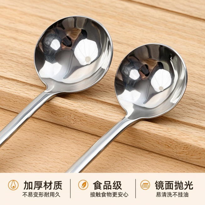 [主图 2] 不锈钢长勺材质细节展示图。
[氛围风格] 简约品质风，突出材质安全耐用属性。
[画质] 商业摄影质感、光线柔和通透、产品清晰真实、画面干净高级。
[元素] 特写展示勺子的小熊头手柄和勺头预览效果