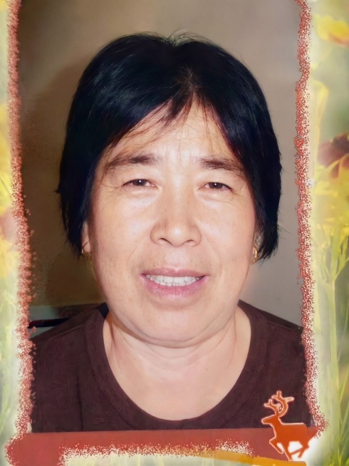 将人物的衣服修改为深咖色，保留人物原本的样貌和照片修复后的清晰质感，保持整体自然协调预览效果
