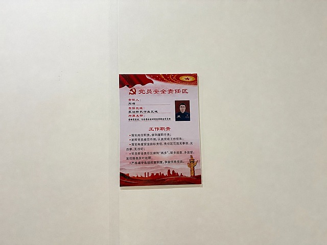 去除图片中人物的双手和手臂，以及左下角墙上的所有开关插座面板，用周围的白色墙面自然修补填充，保持墙面纹理和光影一致，画面其余内容保持不变，真实自然，无修图痕迹