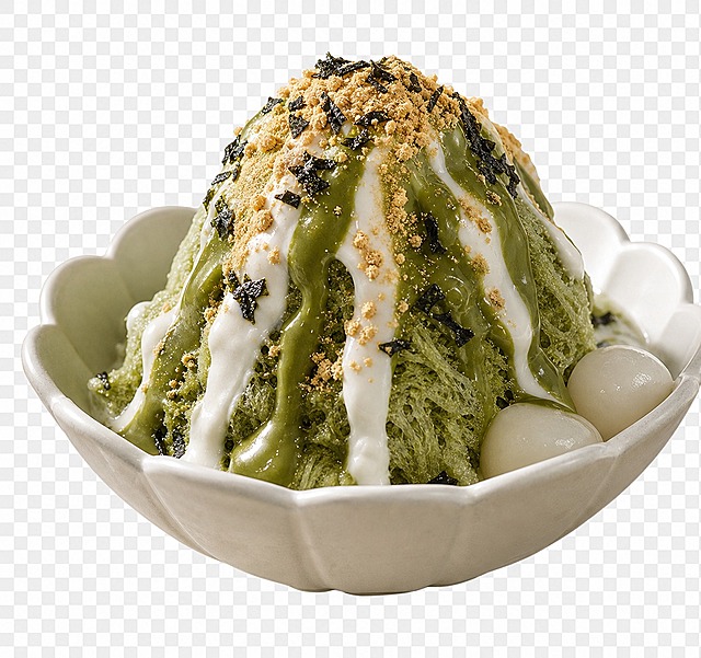 参考图中的美食摄影风格，重新生成一碗日式抹茶刨冰，放在白色花瓣形陶瓷碗中，抹茶酱与奶油从刨冰顶部缓缓流下，点缀着白玉团子、黄豆粉和海苔碎，透明背景，精致的日式甜品摄影，柔和自然光，高细节质感，食物特写
