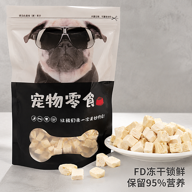 [主图-1] 馋小爪宠物鸡肉冻干零食产品展示首图。
[氛围风格] 干净高级，简约质感
[画质] 商业摄影质感，光线柔和通透，产品清晰真实，画面干净高级，超高清
[元素] 馋小爪鸡肉冻干包装袋被打开，袋口敞开，部分鸡肉冻干粒倒在旁边的白色陶瓷碟子里，聚焦冻干的奶白色蓬松纹理，清晰展示冻干工艺锁住的肉感，酥脆质感突出。左侧保留原产品包装，保持产品外观和颜色与输入产品图绝对一致，杜绝变形和色差。商品主体占比控制在70%左右，画面满屏无边框。旁边标注文字"FD冻干锁鲜 保留95%营养"
[光影] 柔和侧光，突出冻干蓬松酥脆的肌理，阴影柔和，整体通透干净
[配色] 浅灰色高级背景，主色调为浅灰色，搭配白色陶瓷碟，干净清爽
[视角构图] 平视特写，景深适中，焦点清晰落在冻干纹理上
[文字版式] 文字"FD冻干锁鲜 保留95%营养"放置在画面右下角负空间，深灰色文字清晰不遮挡主体，字体简洁现代无衬线，大小适中
[比例分辨率] 1:1比例，2048*2048px，文字清晰可辨
[负向提示词] 变形，水印，文字错乱，产品图模糊，背景杂乱，色差