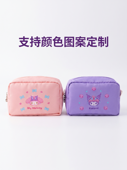 [主图 3] 粉色紫色两款化妆包多色可选展示。[氛围风格] 可爱少女风，整齐干净展示。[画质] 商业摄影质感、光线柔和通透、产品清晰真实、画面干净高级。[元素] 粉色美乐蒂和紫色库洛米两款化妆包并排摆预览效果