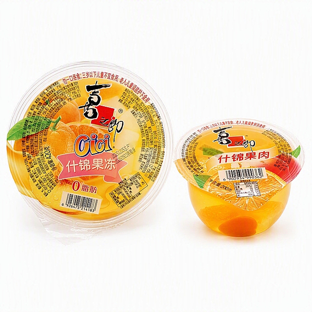 产品精修，两款喜之郎果冻（420g大杯装与200g小杯装）合并同图展示，产品置于纯白背景上，专业商业棚拍光，5500K标准中性白光，轮廓光，体积光，曝光正确，强烈真实立体感，标准透视校正，正常透视焦段，接地处保留干净浅淡的自然接触阴影，严禁大片投影、脏灰阴影和悬浮感，主体居中，商品完整入画不裁切，两款果冻整体算一组，商品外轮廓视觉体量约画面60%-80%，四边均匀留白约10%-20%，严禁满幅铺满与贴边顶满，两款按原图顺序均衡陈列，大小比例符合真实规格差异，间距统一、对齐整齐、同一机位和近似角度，底部基线对齐，禁止某一件单独歪斜、倾倒或高低错位，极致超清画质，细节清晰锐利，商业级实拍质感，保留原图真实材质与结构细节，提升商品洁净度和商业新品感，清除旧痕、灰暗、脏斑和不均匀色块，修复边缘毛糙，提升透明包装通透度和洁净度，清理灰雾、脏反光和浑浊感，保留薄膜折线、封口压纹、透明边线和真实高光，锁定原图商品颜色，多件商品逐件对应原图色相、材质光泽和分段色块边界，还原真实物理色彩，消除灰暗感和偏色，锁定原图商品轮廓、件数、部件位置、连接关系、标签文字和可见功能细节，只做精修不重绘结构，全部商品须入画，件数、配色SKU、材质光泽逐件对应原图，严禁丢件、合并、串色或互换颜色，杯盖标签与印刷文字清晰完整不模糊，果冻杯身：透明塑胶/亚克力/PC质感，折射边线清晰，透明层次自然；果冻内容物：有色透明质感，果肉果粒清晰可见，通透有光泽；杯盖塑封膜：透明塑封包装质感，通透洁净，高光自然，前侧视图，比例1:1