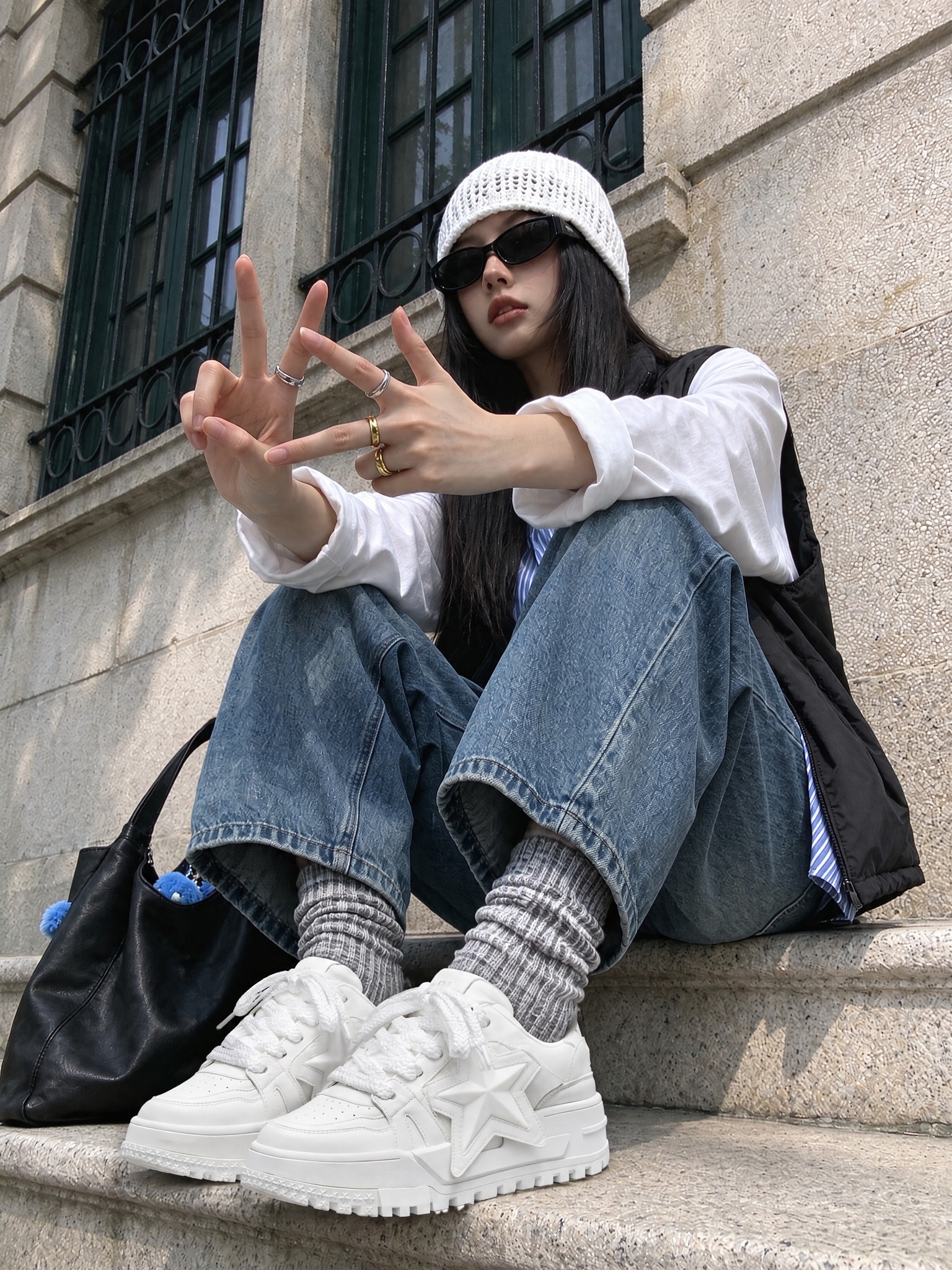将图一和图二中的白色星星装饰厚底板鞋穿在图三人物的脚上，鞋子的… - 图片创意预览