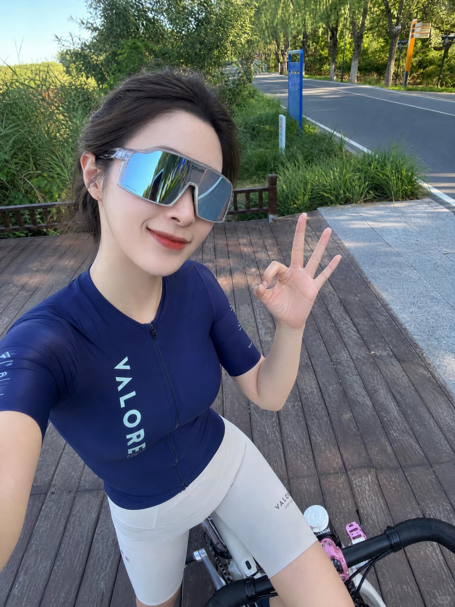 一位漂亮的中国女生，五官精致，化着干净漂亮的妆容，哑光底妆，皮… - 图片创意预览