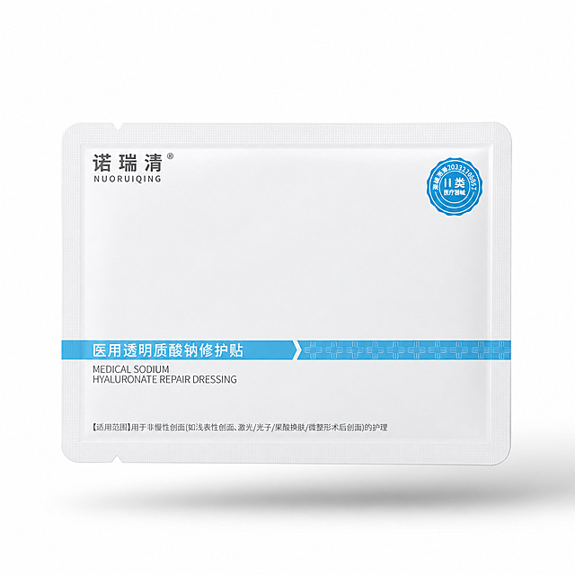 C4D渲染，Octane引擎，商业产品静物摄影，诺瑞清白色单片医用透明质酸钠修护贴面膜袋，参考图1的产品外观设计和文字排版，极简干净纯白色背景，柔和四面柔光加顶部主光，细腻包装肌理，表面带有细腻柔和的光泽质感，轻微立体阴影，文字印刷清晰无模糊，哑光中带有高级质感的微弱反光，专业医美器械产品拍摄，画质极致锐利，细节拉满，无畸变，构图居中，3D立体悬浮效果，纯白底色，适合医美海报主视觉，无多余杂物，干净高级有质感