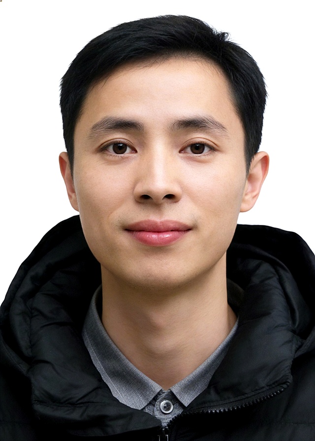 保留第一张图中人物发型、脸型、年龄特征生成标准样式纯正面证件照;人物主体严格居中,头部大小与位置严格对齐第二张图,双肩水平平衡,面部中轴线对齐画面中心,正视前方;标准证件照构图,人物绝对居中;头顶上方距离上边缘高度10%,下巴距离画面下边缘高度30%,人物主体占比约68%;肩部平展与画面水平轴平行;头部占比严格对齐第二张图;标准焦段50mm,纯正面,入境范围头部至胸部以上区域,F/4光圈,平视视角,正视视图;人物绝对居中,位于画面中心;严格限定标准证件照规格;视线水平;双耳对称露出,双肩水平且平衡,头部占比严格对齐垫图,禁止大头照;提亮肤色,消除暗沉,清透裸妆,隐形毛孔,均匀肤色,唇色自然提亮;肤色白皙细腻,肤质呈现匀净哑光质感;轻透裸妆+重点提亮;唇色润泽;眼神澄澈,看向镜头,气质自信,嘴角微微上扬表情自然;耳廓可见度一致;肩部平展,肩线与画面水平轴平行;头肩比例协调呈现;免冠,不戴帽子,无头饰,无发带,露出双耳、不遮挡眉毛、整洁、发色自然;身着黑色连帽棉服外套,内搭灰色翻领衬衫,领口有纽扣,无首饰,不戴眼镜,无胡子,面部无痣,消除面部瑕疵;柔和正面顺光均匀柔光,面部明亮无硬影,背景均匀提亮,画质清晰,零噪点降噪;面部清晰;均匀柔和布光,无明显阴影,面部光影干净,柔光正面打光,自然光影过渡,皮肤质感细腻,哑光质感;极简纯白色背景;背景亮度均匀统一,哑光质感;高清锐利画质,细节清晰可见;零噪点处理;色彩还原自然,专业证件照质感,高清人像质感,细腻皮肤纹理;严格按照第一张图内容生成,分辨率4K;禁止裁切头顶,禁止额头被截,禁止超大头,禁止主体溢出画面,禁止偏头倾斜;头顶上边距8-10%,头部高度60-68%,双眼高度56-58%,严格对齐第二张垫图;画面比例5:7