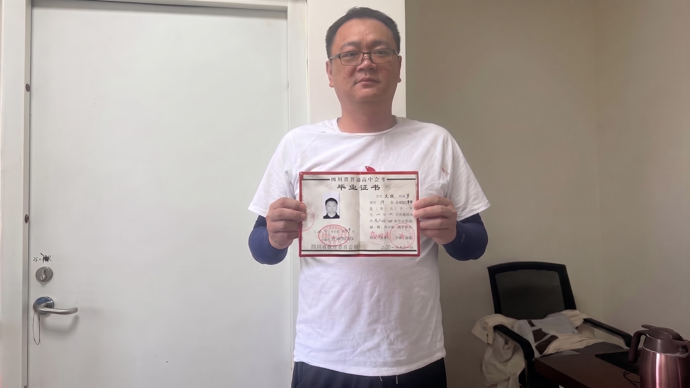请保持参考图1中人物的面部、发型、眼镜、白色T恤、黑色裤子、左… - 图片创意预览