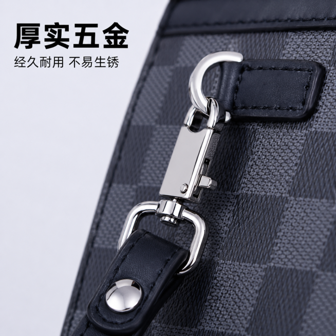 [主图-3] 男士手拿包五金配件细节特写图。[氛围风格] 高清细节展示，突出品质感。[画质] 商业摄影质感、光线柔和通透、产品清晰真实、画面干净高级。[元素] 放大展示手拿包的金属扣、连接件、铆钉等厚预览效果