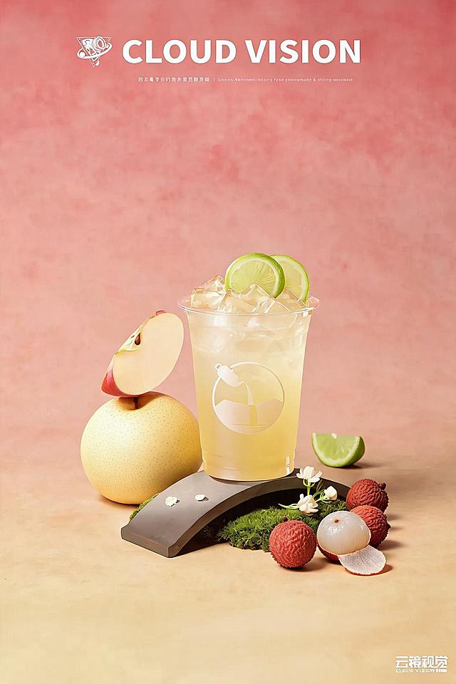 Keep the sliced apple on top unchanged, replace the whole red apple below with a snow pear, add several lychees, one of which is half peeled, change the drink color to light yellow, keep the overall picture natural and beautiful, keep other elements and composition unchanged