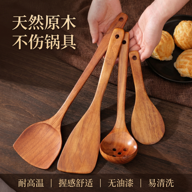 家用木质锅铲套装京东主图，品质简约风格，温暖柔和自然光，产品居中完整展示，主体占比60%，背景为深木色桌面搭配黑色餐盘、手工面包，突出天然实木、耐高温、不伤锅、握感舒适卖点，左上角悬浮文案“天然原木预览效果