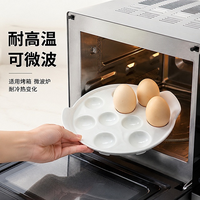 [主图-6]耐高温性能测试展示，突出微波烤箱适配。[氛围风格]真实可信，品质感；[画质]商业摄影质感，清晰真实。[元素]陶瓷盘放入打开的烤箱门内，展示放入烤箱的使用场景，盘子干净完好。保持陶瓷盘外观（物理结构、材质质感、颜色）与输入产品图绝对一致，杜绝变形色差。[光影]烤箱内温和光，外部明亮，对比自然突出耐高温性能。[配色]白瓷主体，烤箱银灰色内壁，整体干净。[文字版式]左侧大字"耐高温可微波"加粗黑色，下方小字说明"适用烤箱 微波炉 耐冷热变化"，文字清晰不遮挡主体。[输出要求]1:1比例，文字清晰可辨，超高清商业摄影质感。[负向提示词]变形，文字错乱，产品图模糊，背景杂乱，水印，电商平台Logo。