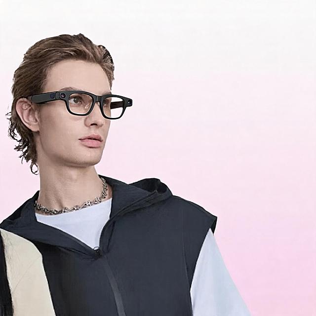 将图一中人物的眼镜替换为图二中的黑色智能眼镜，保持人物姿态服装背景不变，高清4k画质，真实光影，自然融合