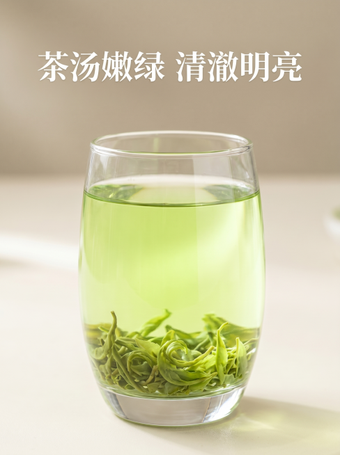 碧螺春茶详情页 茶汤细节展示
[氛围风格] 清新自然，和整体详情页风格统一
[画质] 微距特写商业质感，清晰通透
[内容元素] 特写玻璃杯中的碧螺春茶汤，展示茶汤清澈嫩绿的质感，杯底可以看到舒展的茶叶预览效果