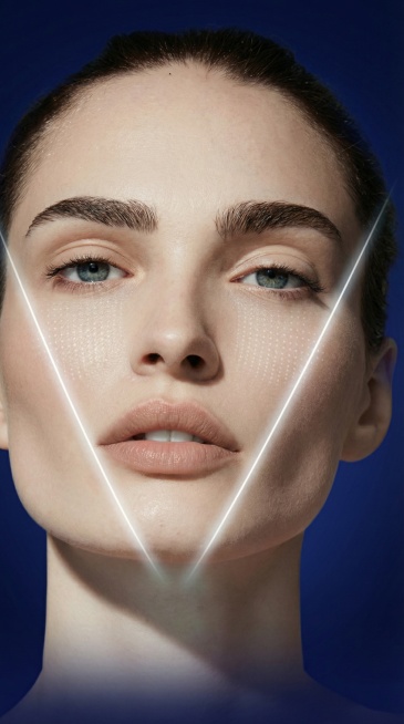 参照以上图片的光影与构图，并生成以下描述的图片：高级美容护肤主题海报，采用经典的三分法构图，女性面部位于画面中央偏上位置，光源来自左上方45度角的柔光，形成柔和的蝴蝶光效果，面部受光均匀，立体感通过微预览效果