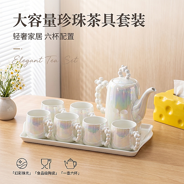 [单张主图] 长方形托盘珍珠茶具套装，高级氛围感主图，打造高档轻奢家居风，突出产品质感与大容量设计。
[画面主体] 保持原长方形托盘珍珠幻彩陶瓷茶具套装的外观、结构、珍珠把手、幻彩釉面材质颜色与原图完全一致，1茶壶+6杯子完整放置在高脚长方形白托盘上，套装居中展示，主体占画面约55%，不裁切任何部分。
[构图版式] 采用暖棕静物型版式，产品放置在画面中心，左侧留白摆放洋甘菊花艺，背景使用柔和的浅奶白色原木纹理家居背景，替换原图背景。
[场景元素] 浅原木色桌面，浅奶白色哑光墙面背景，左侧灰色小花瓶插满一束白色洋甘菊，右侧保留黄色奶酪造型纸巾盒作可爱点缀，整体自然家居氛围，背景干净简洁，没有多余杂物遮挡主体。
[文案版式] 左上自然留白区域左对齐，大字主文案写“大容量珍珠茶具套装”，浅灰色细衬线字体，颜色柔和不突兀；下方小字副文案写“轻奢家居 六杯配置”；左侧叠加低透明度手写英文装饰“Elegant Tea Set”；左下3个线稿图标卖点分别是「幻彩珠光」「食品级陶瓷」「一壶六杯」。所有文字不遮挡产品主体。
[光影质感] 清晨自然柔光从左侧窗户斜射入，主光柔和勾勒陶瓷幻彩釉面，高光细腻表现珍珠把手，浅景深效果将背景自然虚化，突出产品质感，画面通透干净，高级商业摄影质感，陶瓷反光自然真实，整体静谧治愈氛围。
[配色字体] 主色调为浅奶白色、原木暖棕色，辅助色为珍珠白与淡幻彩，字体为细衬线体，字重克制，层次柔和，符合家居治愈风格。
[比例分辨率] 1:1比例，2k分辨率，文字清晰可辨，超高清画质，文件大小达到2.8M左右，质感高级。
[负向提示词] 变形，水印，错字，糊字，主体遮挡，背景杂乱，低清晰度，错误结构，产品变形，色差，材质改变