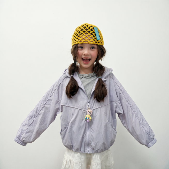 把第二张图中的浅紫色连帽外套穿到图一的小女孩模特身上，将衣服的拉链完全拉上，保持衣服原有的质感和浅紫色，保留小女孩原本的姿势、背景和其他穿着，自然合身预览效果