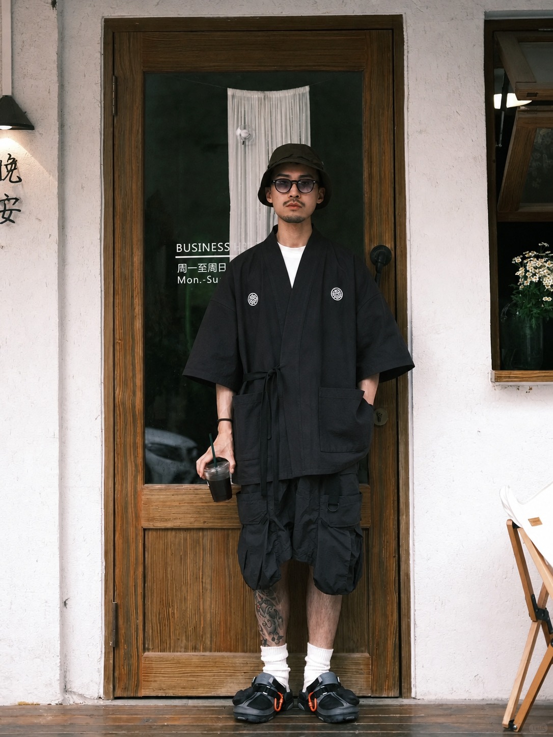 将第二张图中的衣服穿到第一张图的模特身上，保留衣服的所有细节、… - 图片创意预览