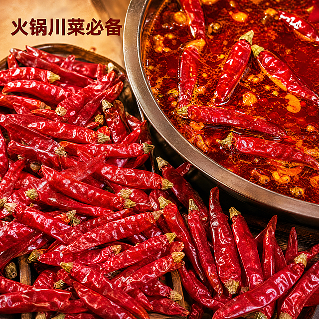 [主图-4] 干红辣椒火锅底料使用场景展示。[氛围风格] 美食场景代入，增强食欲与购买联想。[画质] 商业美食摄影质感，光线柔和通透，产品清晰真实，画面干净高级。[元素] 红亮麻辣火锅汤底中，散落多根完整干红辣椒，辣椒部分浸在红油中泛出光泽，锅边放一堆完整干红辣椒作为原料展示。保持干红辣椒外观、完整带柄形态、物理结构、材质质感、颜色与输入产品图绝对一致，杜绝任何变形和色差，精细化处理。商品主体（干辣料展示部分）占比约60%，画面满屏无边框。[光影] 火锅店内暖调柔光，红油折射光泽，辣椒色泽更加浓郁红亮，暖光增加食欲。[配色] 红亮红油底色搭配鲜红干辣椒，整体浓郁暖红色调。[视角构图] 俯视特写火锅锅底，自然景深，突出干辣椒作为调料的使用场景。[文字版式] 左上写"火锅川菜必备"，深红色粗体，文字放置在锅边留白处不遮挡主体。[比例分辨率] 1:1比例，2k分辨率，文字清晰可辨，超高清。[负向提示词] 变形，水印，文字错乱，产品图模糊，背景杂乱，绝对化用语。