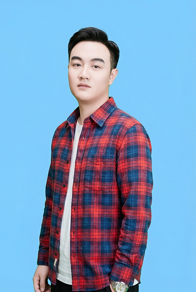 根据我提供的人物照片，帮我生成20张明星写真图，五官跟参考图片一直，照片可以都市时尚肖像，包含深色西装男性、格纹衬衫青年男性、皮夹克领带男性与侧身扶耳青年，背景涵盖纯色、天空与现代弧线元素，整体比较干净的亮色为主色调，比如白色蓝色，白黄色，暖色等呈现专业、简约且富有疏离感的时尚摄影风格。