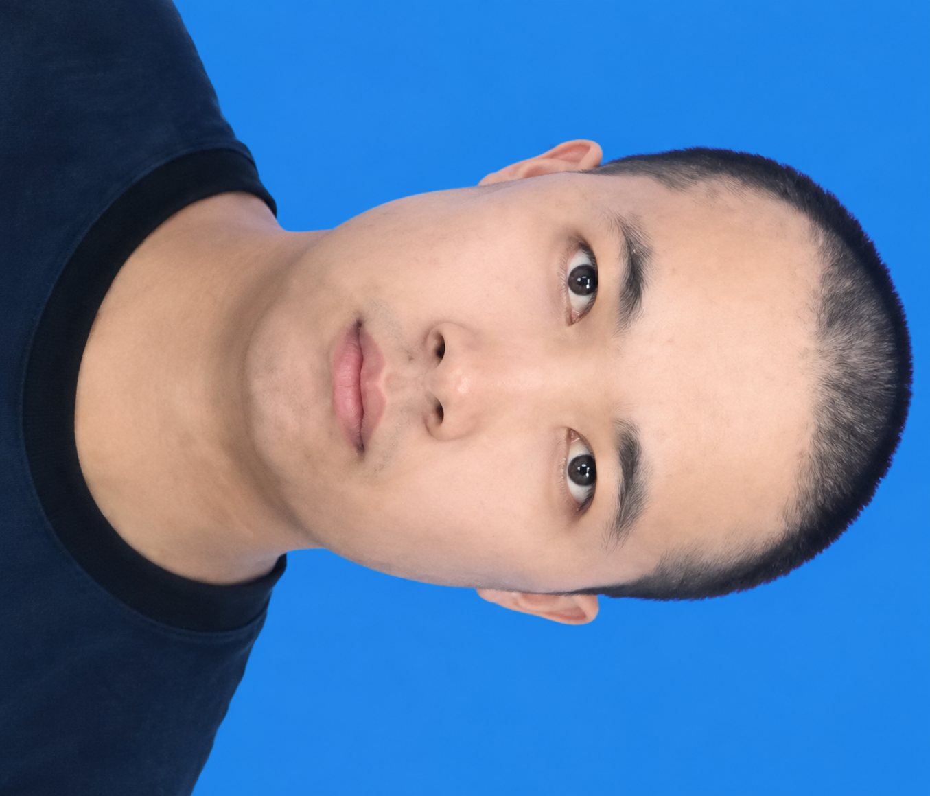 将这张人像照片的背景替换为干净的纯蓝色（标准蓝底证件照背景色）… - 图片创意预览