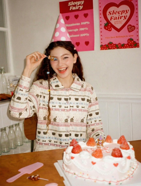 把图2的睡衣穿到图1的模特身上预览效果