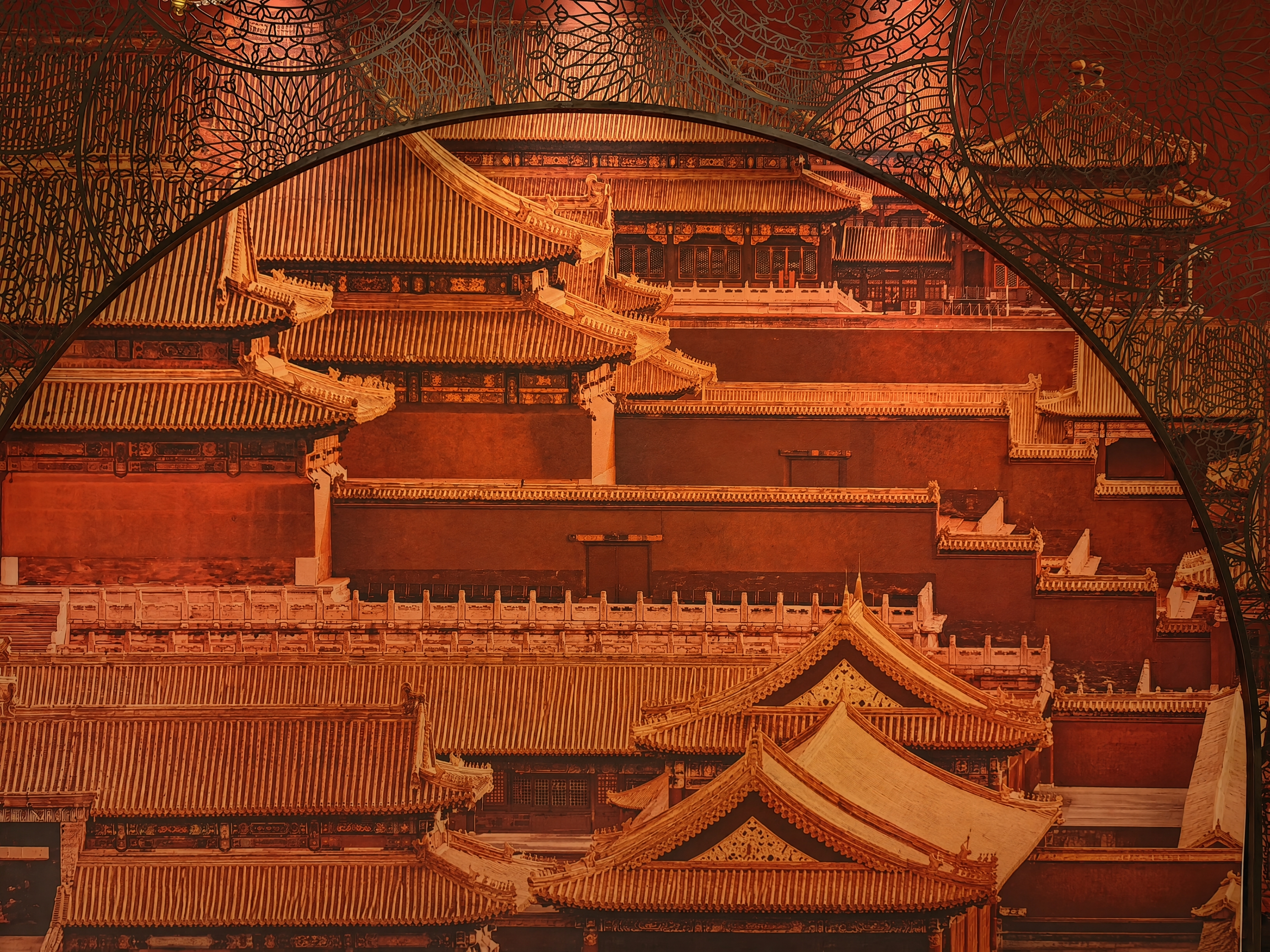 去掉图中的三个人物和餐桌及所有餐具食物，保留背景的故宫古建筑壁… - 图片创意预览