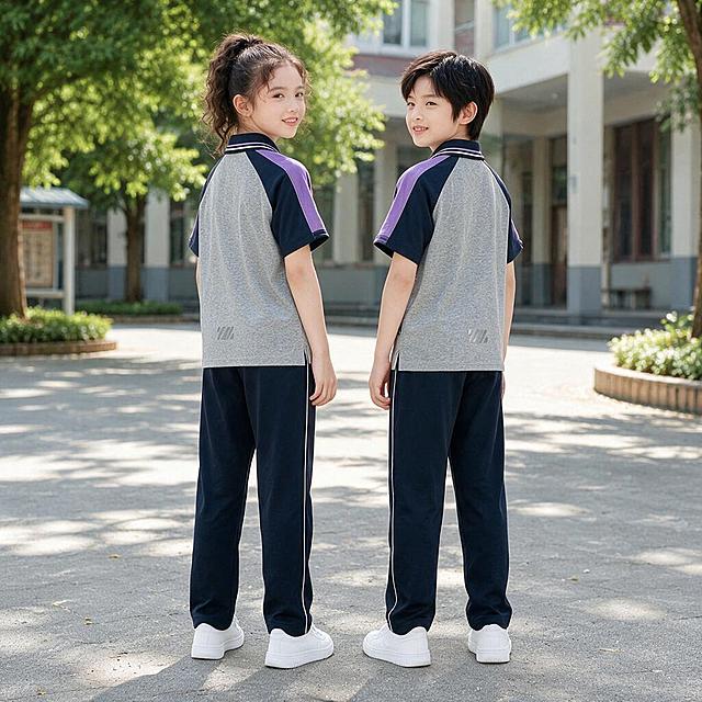 保留原模特和衣服款式，展示短袖背部细节，模特侧身站立，南方中小学校园背景，阳光全身照，1:1构图，下身搭配藏蓝色长裤，保持短袖长裤套装，不要短裤