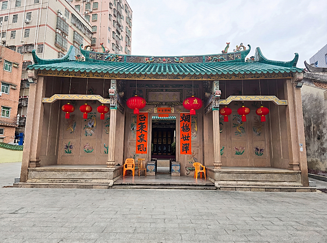 屋顶的绿色瓦换成新的，