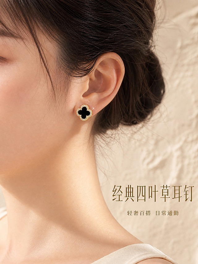 [主图-1] 四叶草镶钻耳钉 首图点击率 模特耳侧佩戴大片。
[统一基调] 高级轻奢珠宝风 奶油香槟金调 柔光箱高光+窄条轮廓光 背景为浅米色肌理墙面 整体温暖通透。
[画面] 亚洲年轻女性右耳侧特写 侧脸45度 皮肤白皙 头发自然挽在耳后 佩戴黑玛瑙四叶草镶钻耳钉 耳钉位于画面视觉中心 占比约15% 耳周肌肤干净 背景虚化的浅米色肌理墙 柔和自然光从左前方打来 耳钉金属部分有清晰高光 锆石微闪 耳钉造型与输入图完全一致 四叶草花瓣圆润 外圈满镶小钻 中间黑玛瑙面光滑。
[光影质感] 商业珠宝摄影质感 主光左前45度柔光 右侧补光弱化阴影 耳钉金属边缘有清晰轮廓光 锆石有星芒闪点 黑玛瑙面深邃有光泽 耳周皮肤细腻有自然血色。
[配色] 主色奶油米白+香槟金 强调色黑玛瑙深邃黑 文字色深棕金 背景浅米渐变。
[文字版式] 右下角留白处 主标题"经典四叶草耳钉" 副标题"轻奢百搭 日常通勤" 字体为纤细优雅衬线体 主标题字号大 副标题缩小50% 金色字 不遮挡耳钉。
[输出要求] 比例3:4竖版 2K 耳钉清晰不变形 锆石颗粒分明 无错字 无水印 无平台Logo 负向：耳钉变形 锆石模糊 皮肤瑕疵过重 背景杂乱 文字遮挡主体。