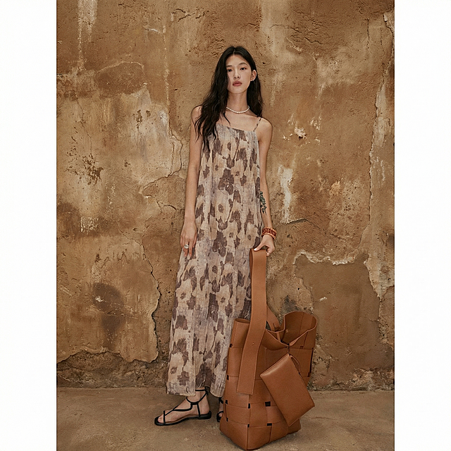 保留图中人物服装，替换为和第一张参考图一样的真实自然高级感暖棕色做旧墙面背景，去除图片上的文字水印，保持整体高级自然质感