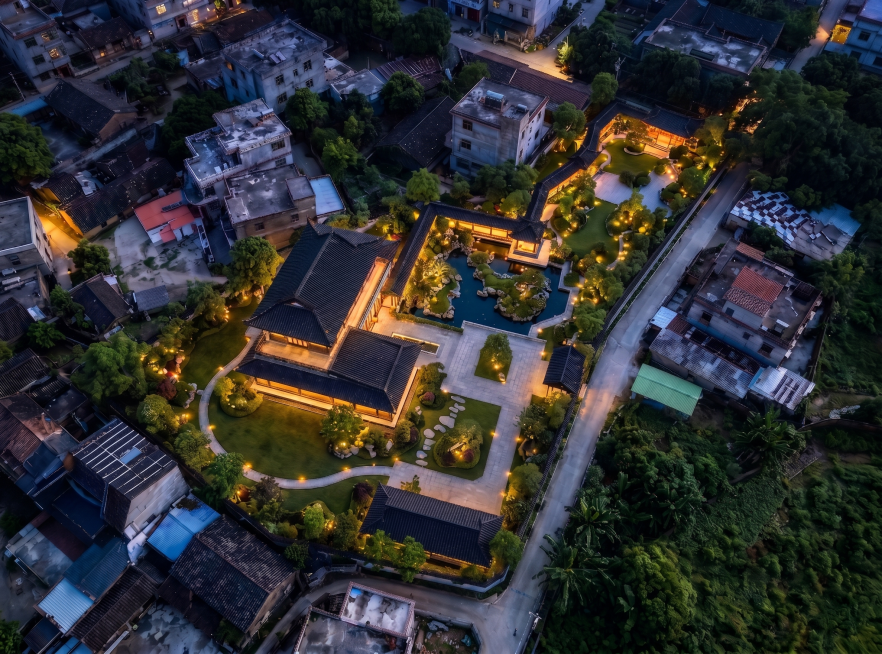 在保持原图整体夜景效果和其他元素不变的前提下，去掉建筑屋檐上的照明灯光，弱化廊架内部的灯光亮度，使整体灯光效果更加柔和自然预览效果