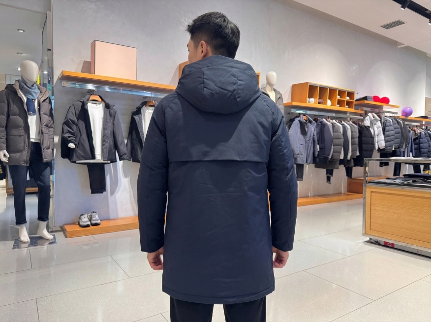 将这件衣服熨烫平整，穿在真实亚洲人物模特身上，模特背面展示，调整光线，白平衡，去除背景里的促销广告预览效果