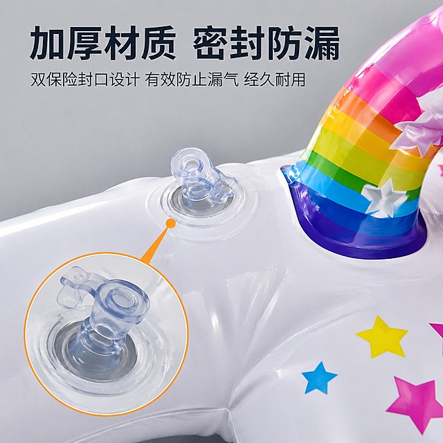 [主图-3] 彩虹独角兽泳圈细节材质特写图。
[氛围风格] 专业品质展示，写实微距质感。
[画质] 超高清微距商业摄影，材质纹理清晰，细节锐利真实。
[元素] 画面主体放大展示彩虹独角兽泳圈的充气封口部位和图案边缘细节，放大镜效果突出密封结构，同时展示高清图案的色彩饱和度和边缘清晰度。保持泳圈材质质感、颜色与输入产品图绝对一致，杜绝任何变形和色差，精细化处理。主体占据画面70%，背景简洁浅灰虚化处理，突出细节。
[光影] 侧逆光拍摄，凸显PVC材质的厚度和韧性，密封处边缘纹理清晰，图案色彩还原真实，高光过渡自然。
[配色] 背景浅灰色，突出泳圈本身多彩颜色和白色主体，细节区域用浅橙色放大镜框标注，引导视线。
[视角构图] 微距特写视角，封口细节居中，图案区域在侧方，放大镜框标注核心细节，构图主体突出。
[文字版式] 顶部标题“加厚材质 密封防漏”粗体大字，底部小字说明“双保险封口设计 有效防止漏气 经久耐用”，文字放在上下负空间，不遮挡细节主体。
[输出要求] 1:1比例，文字清晰锐利，超高清商业摄影质感。
[负向提示词] 变形，文字错乱，产品图模糊，背景杂乱，水印，电商平台Logo，绝对化违禁词。