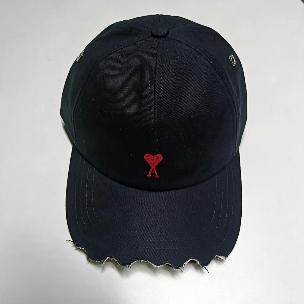 A black baseball cap with red e… - 图片创意预览
