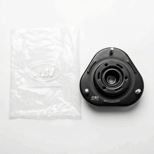 把透明包装袋上的RBI标志和下方的'AUTOMOTIVE RUBBER PARTS'文字颜色修改为白色，其余内容和构图保持不变预览效果