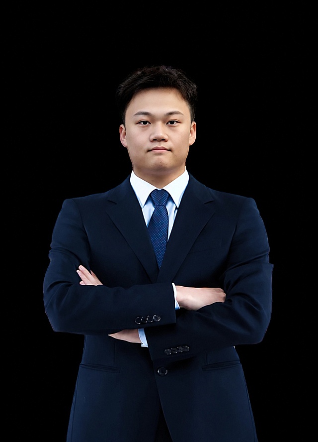 将第二张图片中的人头抠出来，完美自然地拼接在第一张图片的无头西装身体上，保持光影和色调一致，让拼接效果真实自然，保留原图衣服和头部所有细节，不改变人物姿势和西装交叉抱臂的姿势