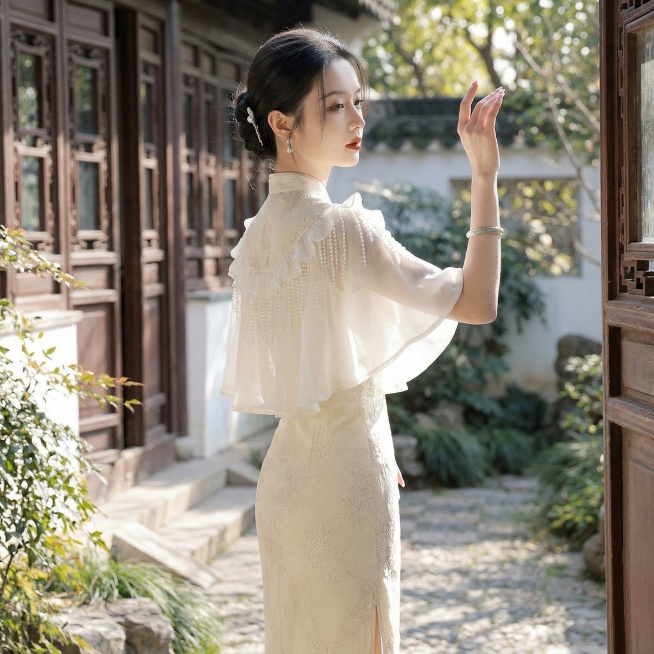 这是一款古风旗袍，帮我生成10张人物模特图片，一个图片一个模特，10张图片不同角度，要求同一个女生模特，与照片上模特脸，背景不一样，优雅古风风格，生成图片背景要一样，模特年龄大约18-25岁之间预览效果