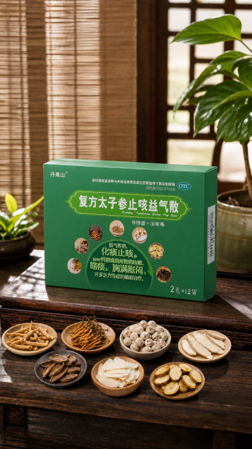 将这张图片中的中药产品包装盒颜色加深，保留其余场景不变：淡绿色中药盒子放在深色木案上，盒面印有复方太子参止咳益气散和补肺虚·治咳喘小字，前景摆着七味药材，背景虚化中式竹帘窗格旁有鲜活绿植盆栽，整体明亮预览效果