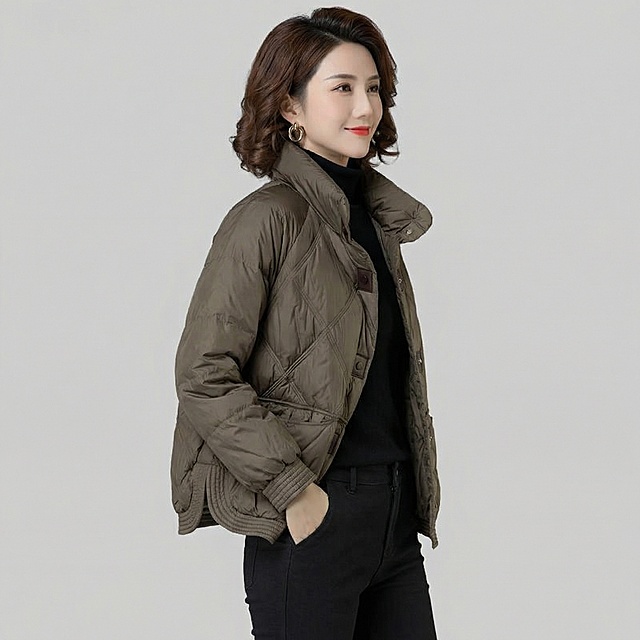 这是一款羽绒服外套，帮我生成10张人物模特图片，一张图一个人物特写，背景要一样，10张图片要不同角度，简约通勤OL风格，要求同一个女生模特，与图片上模特脸、背景不同，模特年龄大约26-40岁之间