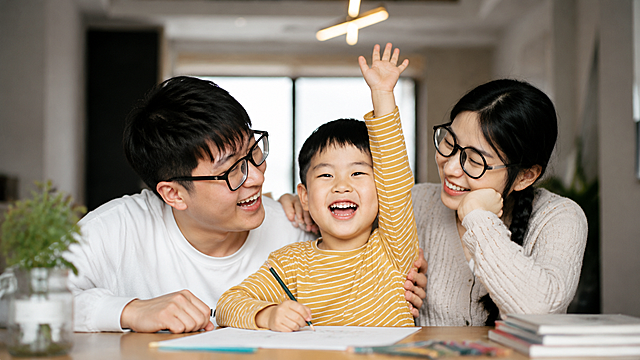 高清原创，小孩一只手举起，一只手上拿着一只铅笔，家庭温馨氛围，真实摄影风格
